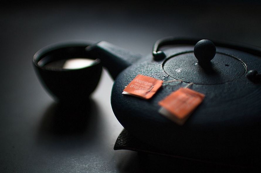Jakie właściwości posiada herbata zielona oraz jak powinno się ją parzyć?