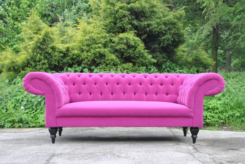 Królowa salonów roku 2023 - sofa Chesterfield w odsłonie magenta