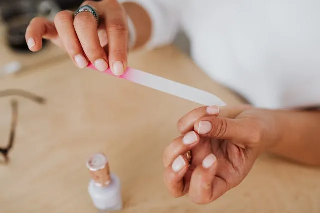 Manicure hybrydowy krok po kroku poradnik dla początkujących