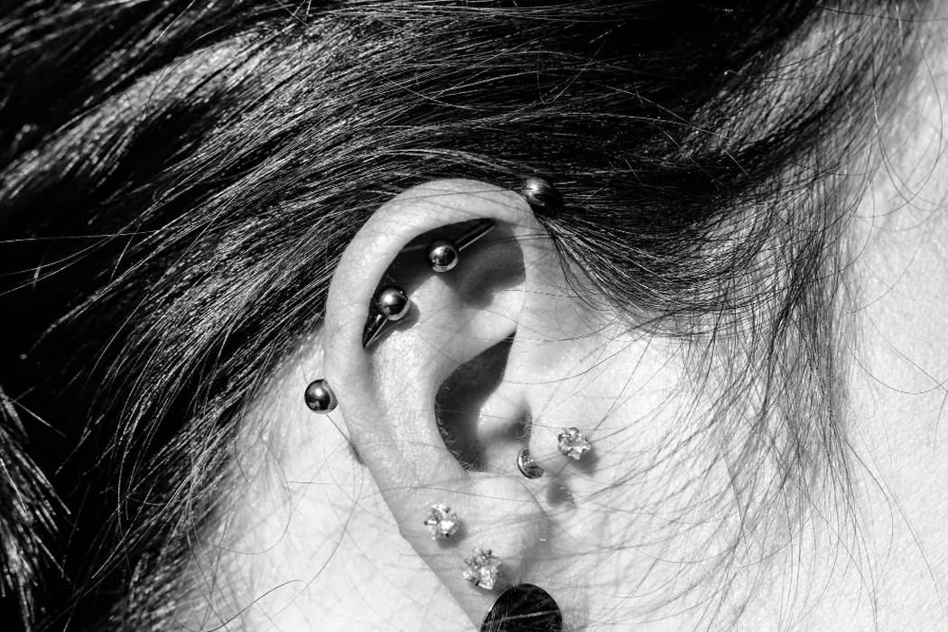 Kolczyk w nosie, pępku czy uchu? Przegląd modnych miejsc na piercing