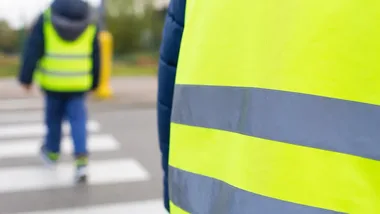 Dzielnicowy uczył uczniów, jak bezpiecznie wrócić ze szkoły