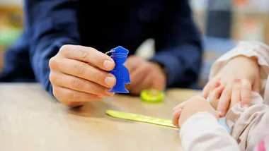 Dzielnicowi odwiedzili przedszkolaków. Rozmawiali o tym, komu ufać