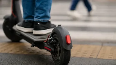 Kontrole hulajnóg przyniosły 145 wykroczeń. Policja odpowiada w sprawie bulwarów