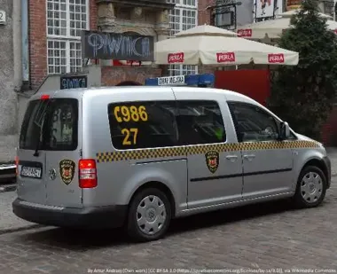 **87-latka** wyszła nocą w piżamie. Policja odnalazła jej mieszkanie