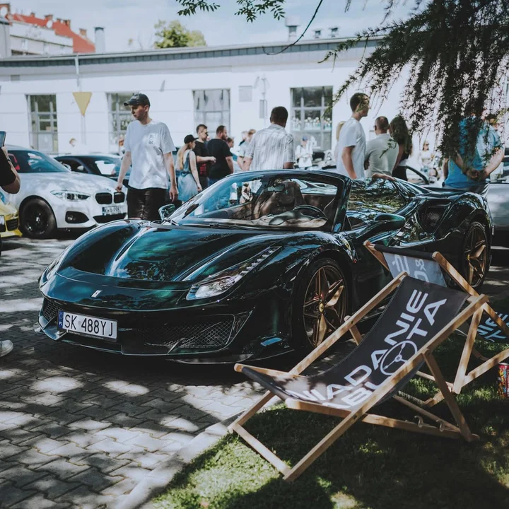 Obrazek przedstawia grafikę promocyjną wydarzenia Śniadanie motoryzacyjne w Gallo Nero w Bielsku-Białej — 5 października 2025