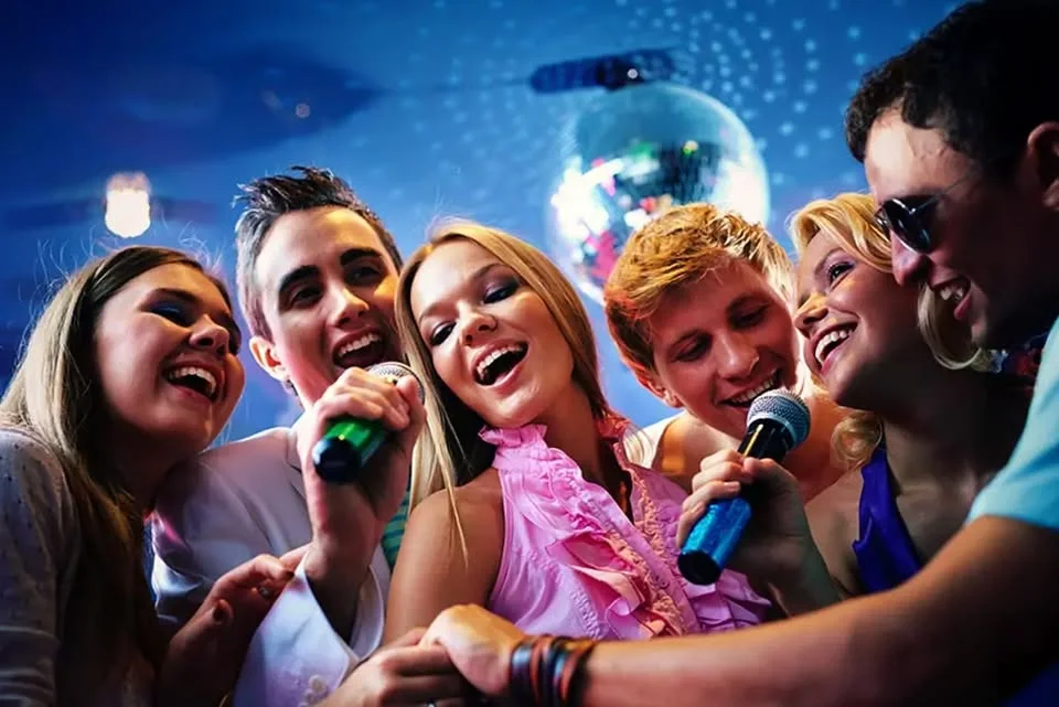 Obrazek przedstawia grafikę promocyjną wydarzenia Wieczór karaoke na dachu w Cavatina Hall w Bielsku-Białej