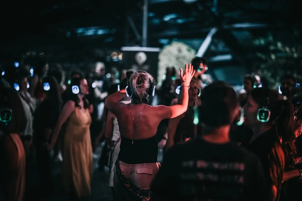 Grafika promocyjna wydarzenia Silent disco na dachu Cavatina Hall – letnia noc