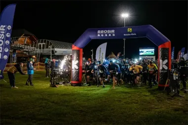 Nocny Dębowiec znów rusza - bieg, marsz i meta z ciepłym finałem