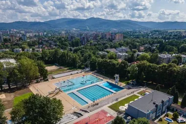 Świąteczny relaks w wodzie – sprawdź, kiedy otwarte są bielskie pływalnie w Boże Ciało