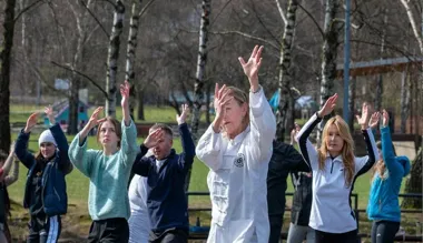 Tai chi na Błoniach przyciągnęło tłum. Spokojny trening z energią