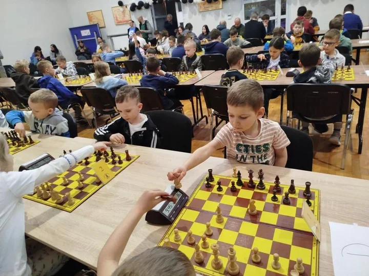 Szachowe emocje w Ligocie Miliardowicach. Do gry stanęło 55 zawodników
