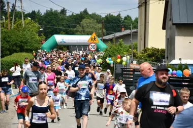 Rodzinny bieg w Ligocie znów przyciągnął rodziny. Sport i zabawa obok siebie