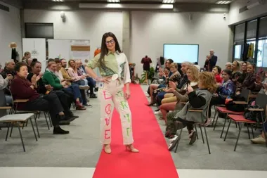 Pokaz mody z drugiego życia – upcykling zyskał scenę w bibliotece