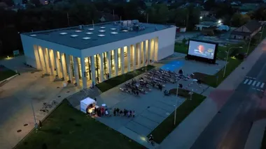 Darmowe kino pod chmurką przy bibliotece. W repertuarze „Krudowie”