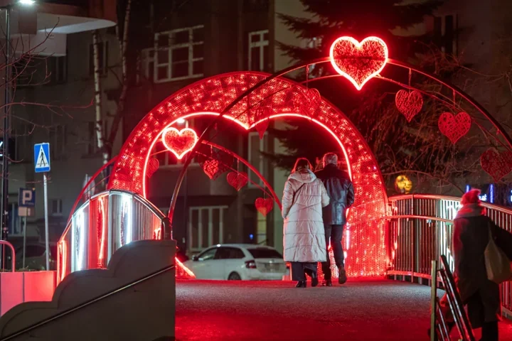 Świetlne serca na Krzywym Mostku – walentynkowa dekoracja przy Ratuszu