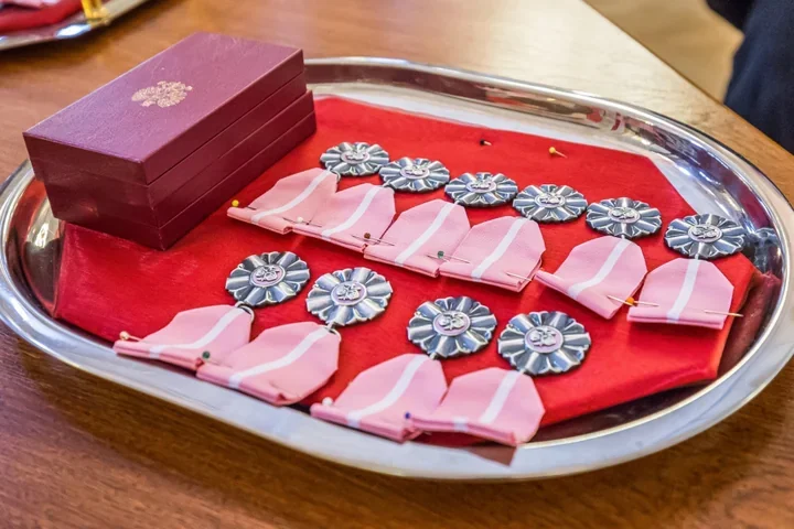 Jubilaci długo czekają na państwowe medale – urząd wyjaśnia przebieg i niedogodności