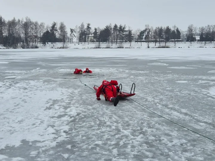 Ćwiczenia ratowników na lodzie w Kaniowie – straż apeluje, by nie wchodzić na taflę