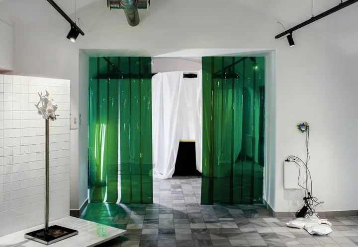 Wystawa sensoryczna o relacji człowieka z technologią – instalacja studentek w Punkt 11