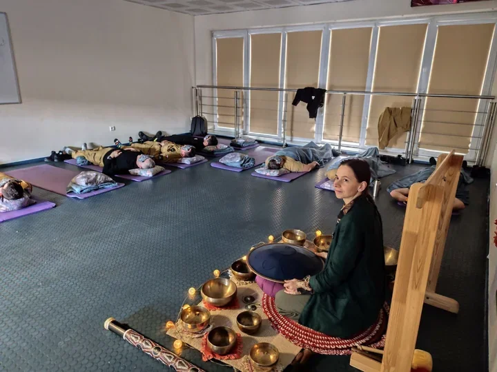 Strażacy znajdują odpoczynek przy gongach i misach w komendzie