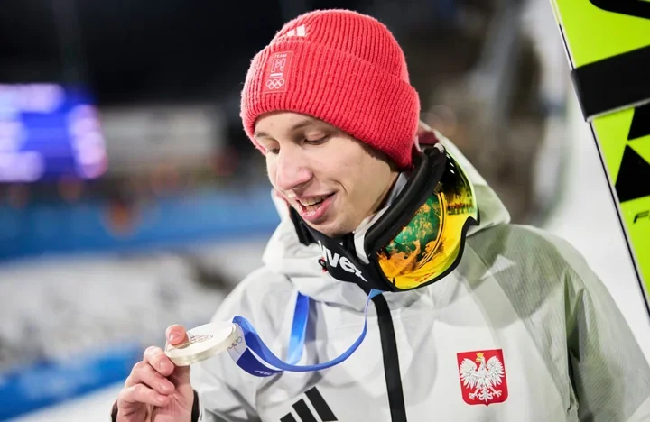 Młody skoczek z Bielska‑Białej zdobywa srebro olimpijskie na normalnej skoczni