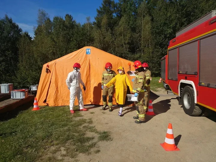Nieznana substancja przy ujęciu wody. Strażacy z Bielska-Białej ćwiczyli trudny scenariusz