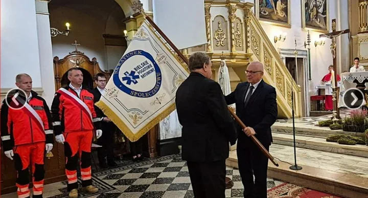 Bielskie pogotowie ma sztandar. Symbol służby poświęcono w kościele
