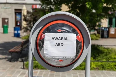 Bezmyślne otwarcie wyłączyło defibrylator na Placu Wojska Polskiego