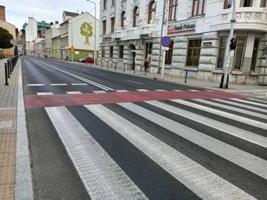 Trzy ulice z utrudnieniami. Zwężenia, zamknięty chodnik i prace przy ekranach
