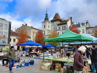 Strychy i piwnice kryją skarby. Giełda wraca na plac Wojska Polskiego