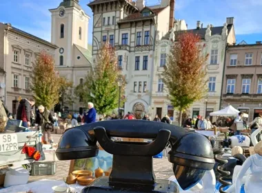 Giełda Staroci w Białej. Meble, zegary i monety na stoiskach