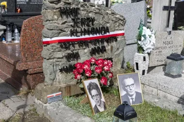 Dwie wojenne biografie na jednej mogile. Pojawiła się plakieta IPN