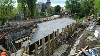 Budowa mostu nad potokiem Krzywa na finiszu. Konstrukcja już zabetonowana