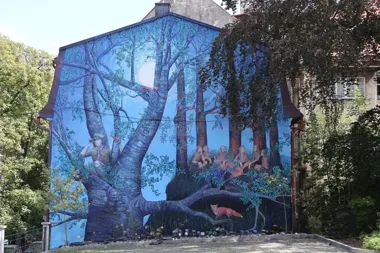 Mural z ukrytymi zwierzętami powstał na stulecie harcerzy
