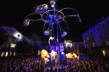 Dwa nocne widowiska otworzą festiwal. W centrum pojawią się gigantyczne postacie