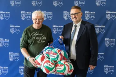 Piłki z bielskiego Ratusza mają wyciągnąć dzieci z domów