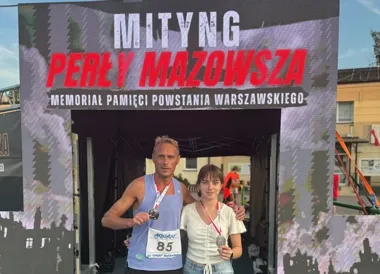 Sprinterka na 100 metrów, długodystansowiec na 1500. Startowali w Piasecznie