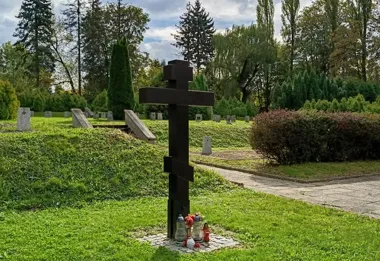 Nowa kwatera na cmentarzu przy Wyzwolenia. Pochowano szczątki trzech żołnierzy