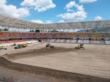 Stadion Miejski bez starej murawy. Trwa przygotowanie do wielkich meczów