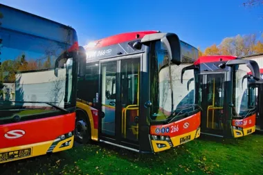 Siedem nowych autobusów dotarło do MZK. W niecały rok przybyło ich 38