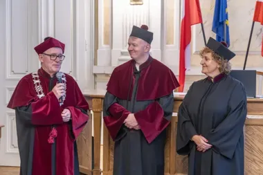 Seniorzy rozpoczęli naukę na uczelni medycznej. Są jeszcze wolne miejsca