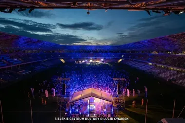 Didżejska impreza na stadionie. Ulewa nie zatrzymała zabawy