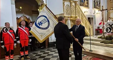 Bielskie pogotowie ma sztandar. Symbol służby poświęcono w kościele
