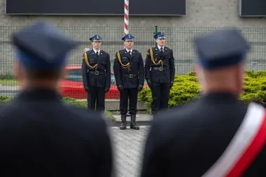 Awanse i nowy sprzęt dla strażaków. W tle plan nowej siedziby JRG 2