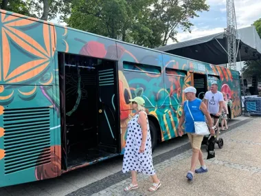 Kolorowy autobus z Bielska-Białej jedzie przez Polskę. Kultura na kołach