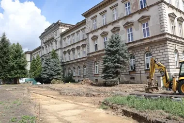 Asfalt zastąpią przepuszczalne alejki. Skwer przy Mechaniku zyska nową zieleń