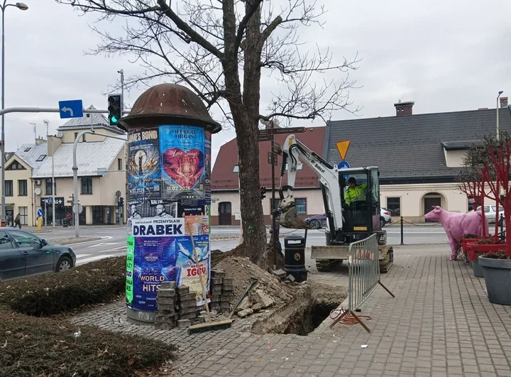Prace przy sieci średniego napięcia - utrudnienia na chodnikach w centrum