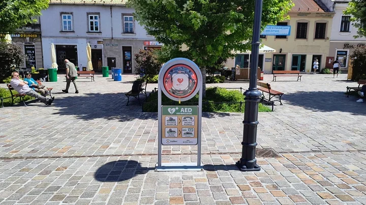 Defibrylator wrócił na Plac Wojska Polskiego po czyimś wybryku