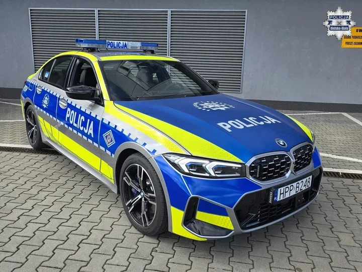 BMW M340i xDrive w bielskiej drogówce. Radiowóz z mocnym sygnałem