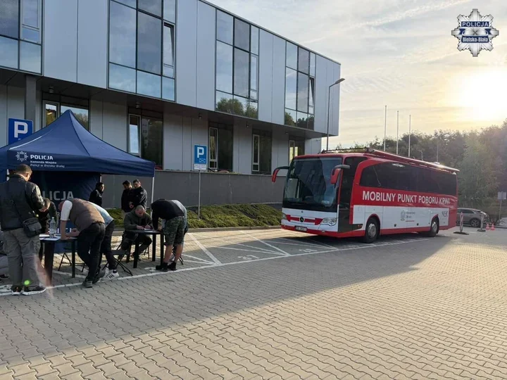 Prawie 12 litrów krwi zebrano w bielskiej komendzie. Czekolada trafiła dalej