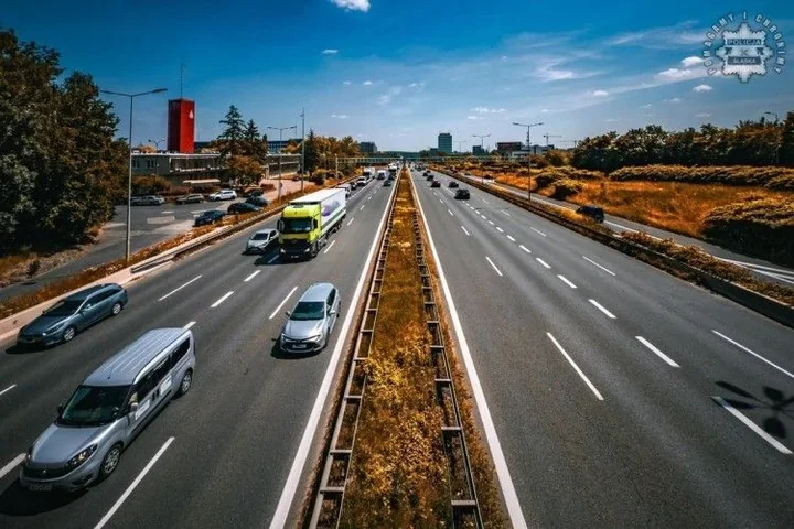 Kierowcy zaskoczeni - policja zapowiada surowe kontrole za blokowanie lewego pasa